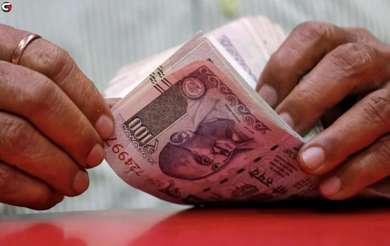 Indian Rupee Anticipated to Weaken Further, May Reach 26 Against UAE Dirham